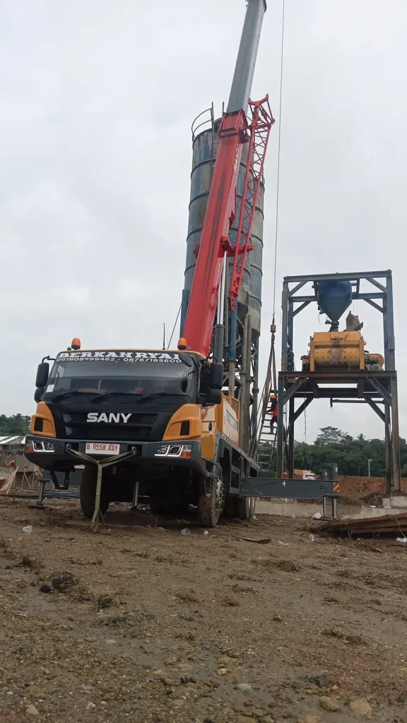 Mobile Crane 25 Ton CV Berkah Ryan sedang mengangkat material konstruksi di proyek PT Waskita.